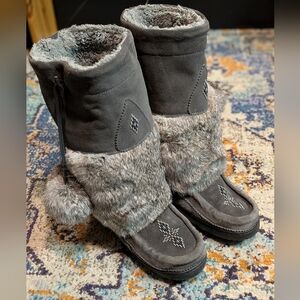 Cozy Gray Fur-Trimmed Winter Boots